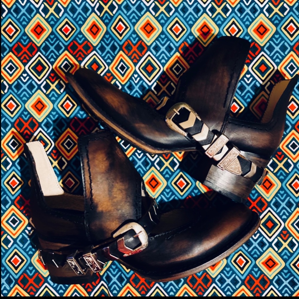 SOLD🍒FREEBIRD Blade Bootie - Brown/Black - Size 6